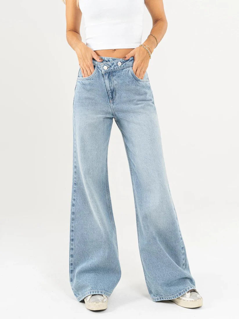 Jean mom flare rígido, detalle en pretina,tono azul