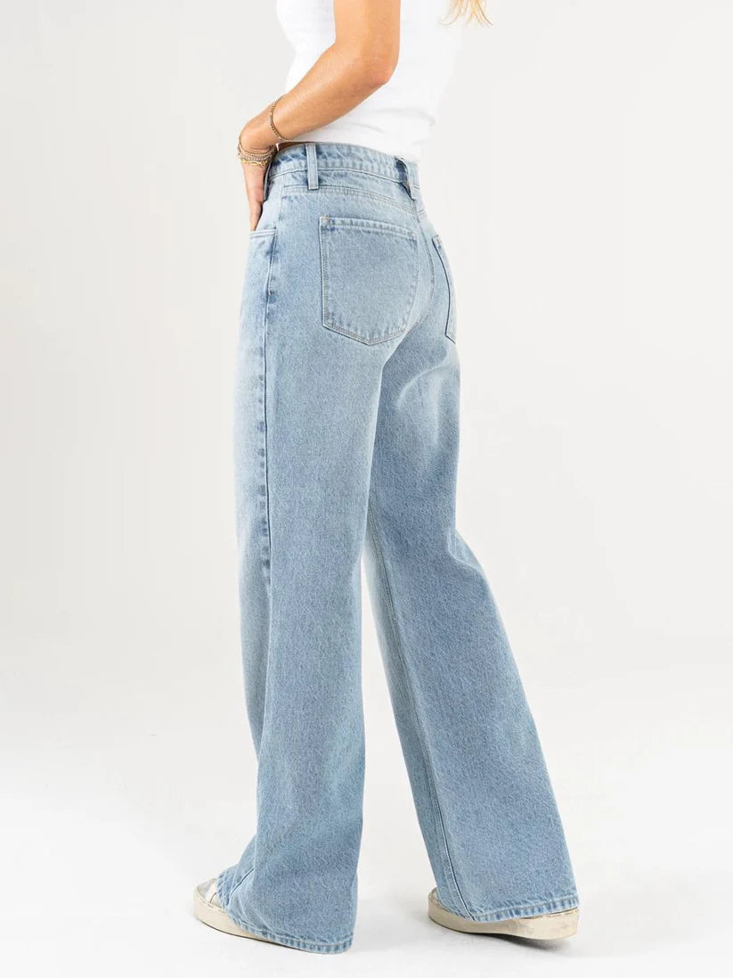 Jean mom flare rígido, detalle en pretina,tono azul
