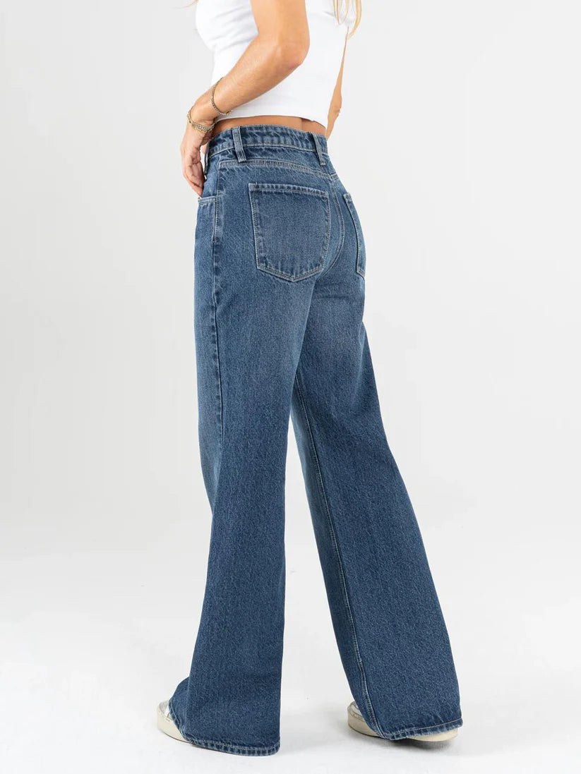 Jean mom flare rígido, detalle en pretina,tono azul