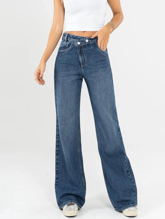 Jean mom flare rígido, detalle en pretina,tono azul